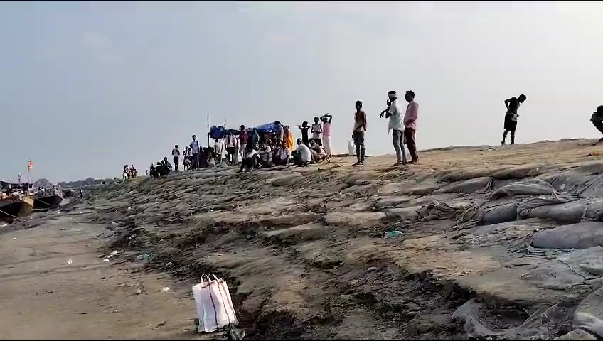 मनेर की गंगा नदी में बालू लदी नाव पलटी, नाव पर 11 मजदूर थे सवार, एक लापता |  LiveCities
