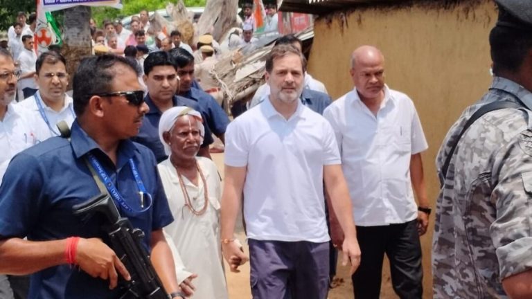 दशरथ मांझी को राहुल गांधी की श्रद्धांजलि, गया में परिजनों से की मुलाकात