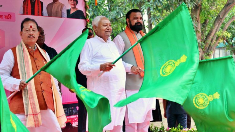 CM नीतीश कुमार ने महिला को दिया बड़ा तोहफा, 80 पिंक बसों को हरी झंडी दिखाकर किया रवाना
