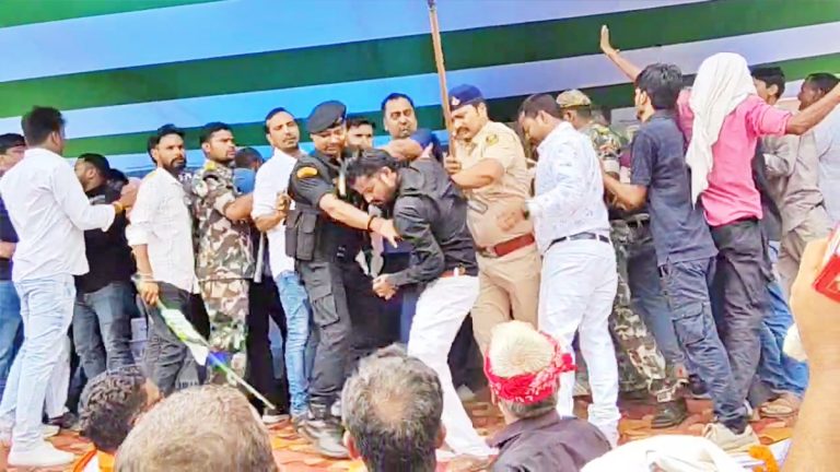 NDA कार्यकर्ता सम्मेलन में जमकर चले लात-घूंसे, मंत्री सुमित सिंह और पूर्व MLC के समर्थक भिड़े