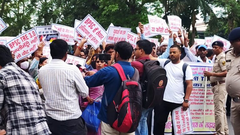 पटना में शिक्षक अभ्यर्थियों पर पुलिस ने चलाई लाठियां, BPSC TRE-4 में सीट बढ़ाने की मांग