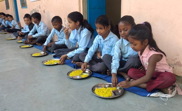 मिड डे मील में गिरी छिपकली, 62 बच्चे बीमार, 8 SKMCH रेफर