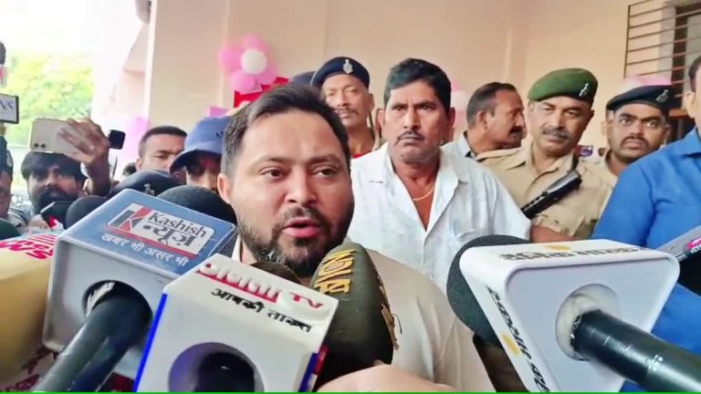 14 को नई सरकार..’ परिवार के साथ वोट करने पहुंचे तेजस्वी यादव