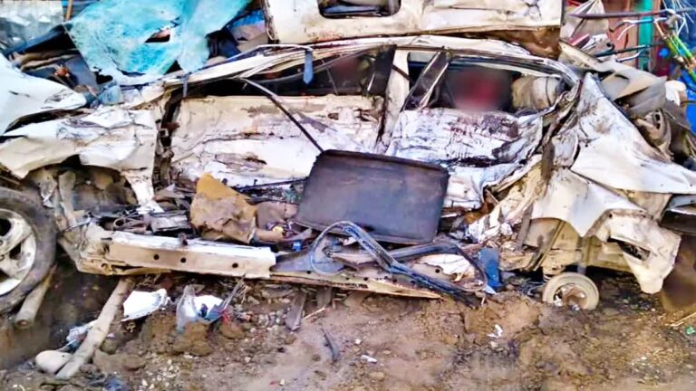बिहार में दर्दनाक सड़क हादसा, हाइवा और कार की भीषण टक्कर में चार की मौत