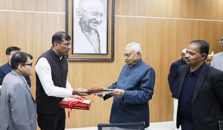 मुख्यमंत्री सीएम नीतीश ने बापू टावर पर आधारित विशेष आवरण का किया लोकार्पण, जानें क्या कहा