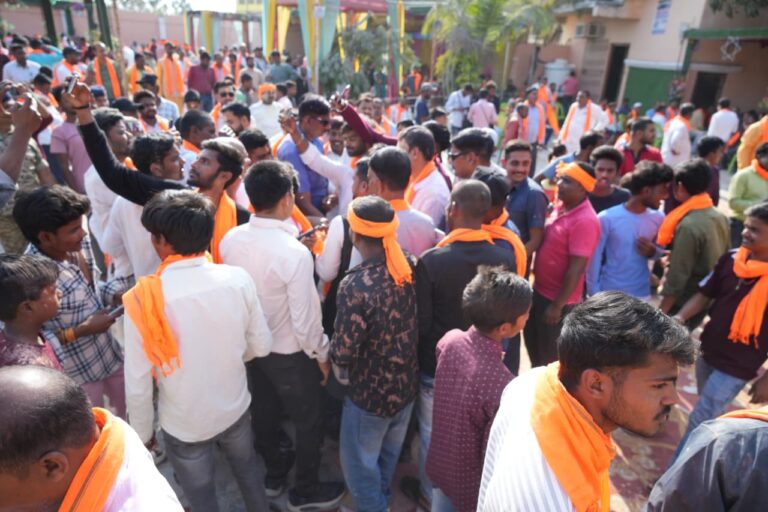 हाजीपुर के ओसी पैलेस में पीएचईडी मंत्री संजय सिंह ने लोजपा कार्यकर्ताओं संग खेली फूलों की होली, एकजुटता का दिया संदेश