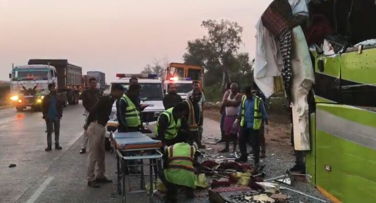 बिहार में दर्दनाक हादसा, NH-19 पर बस और ट्रक की टक्कर, मासूम सहित 3 की मौत
